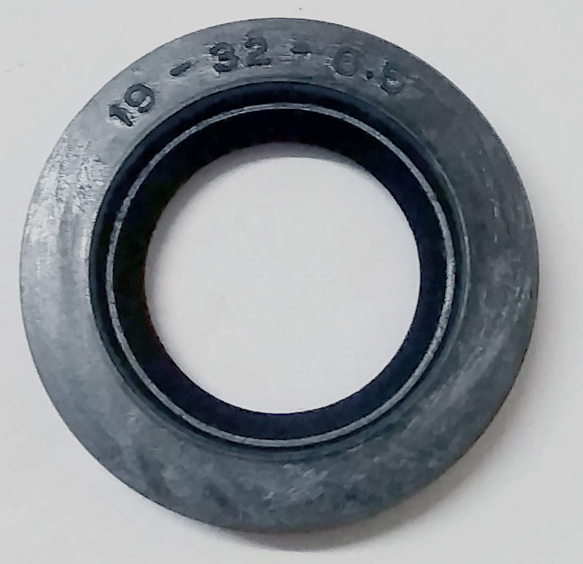 Image of Steering Small oil seal for Bolero of M&M having size 19 x 32 x 6,5, sku BL19ST01.
